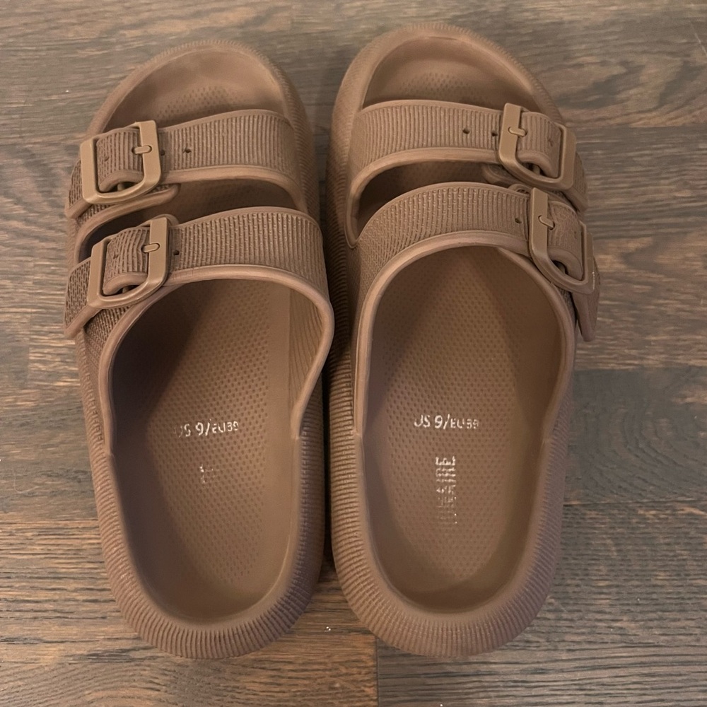 CUSHIONAIRE Brown Foam Sandals Women Size 9 - Picture 2 of 4